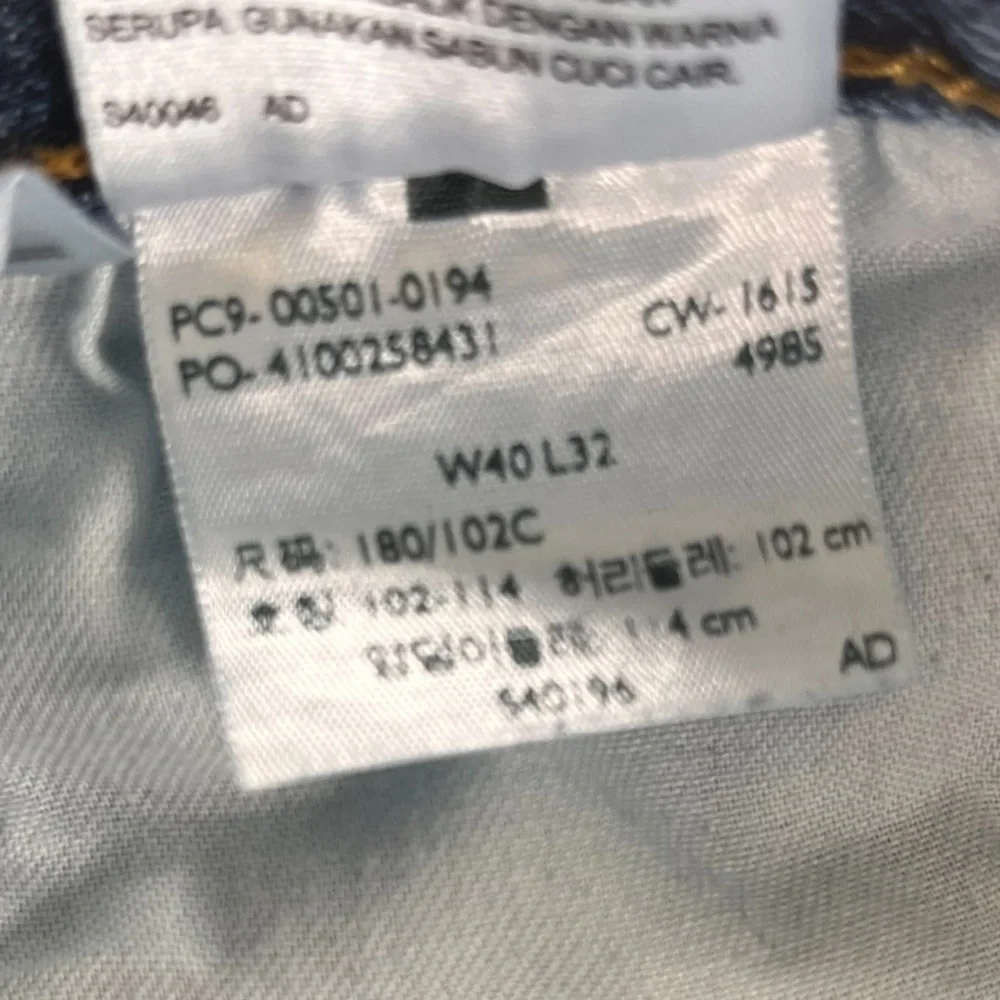 Levi’s 501 Mens Jeans Straight Leg Buttonfly Blue 6 Button size 40 10337